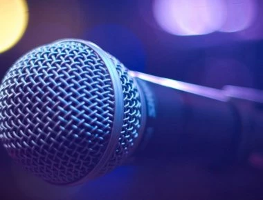 Βίντεο: Τραγουδίστρια σκίζει τα ρούχα της μπροστά στους κριτές